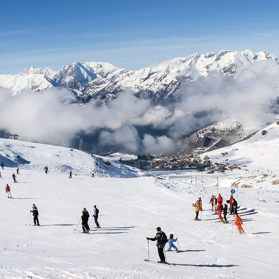 Bâtons de ski plantés dans la neige