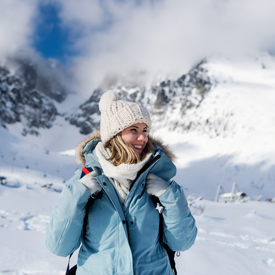 femme marchant en montagne